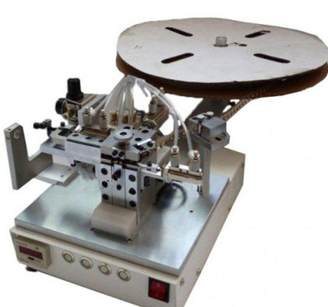 端子機(jī)廠家的壓著機(jī)在穿線時(shí)怎么操作的？